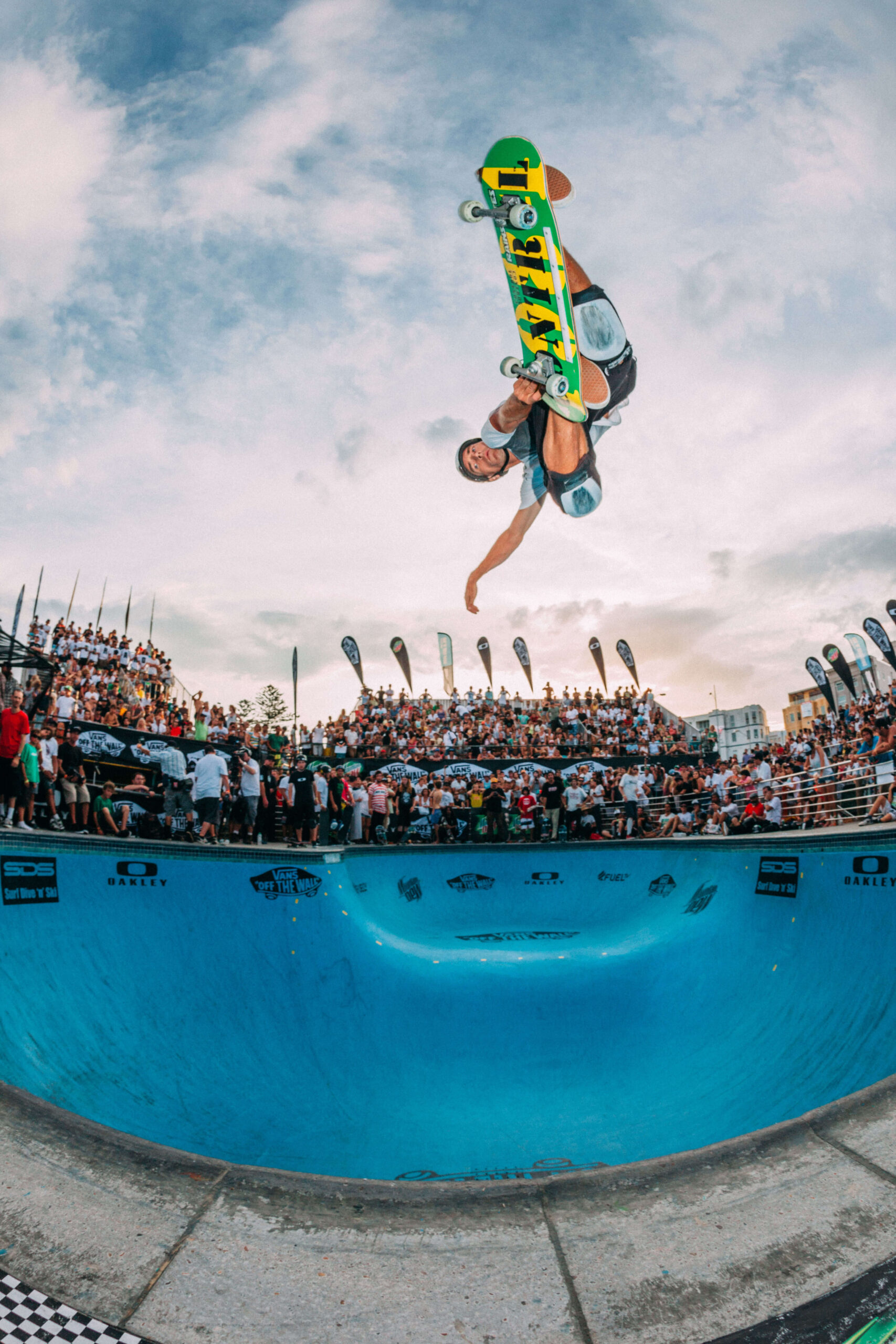 Adam Luxford tweak air Bondi Bowlarama skate bowl
